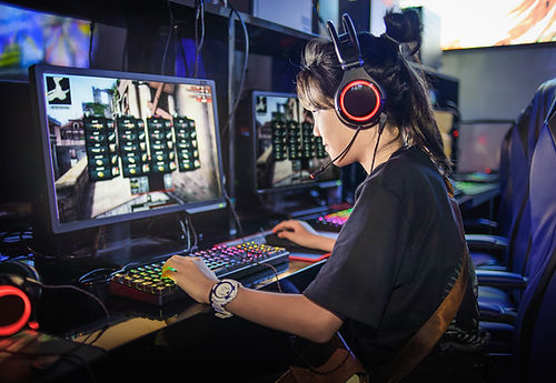 コンピューターゲームをしている若い女の子