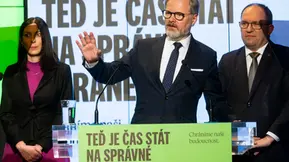Česká vláda mluví o „západu“. Ale kde je euro?