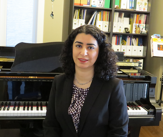 Amelia with piano.png
