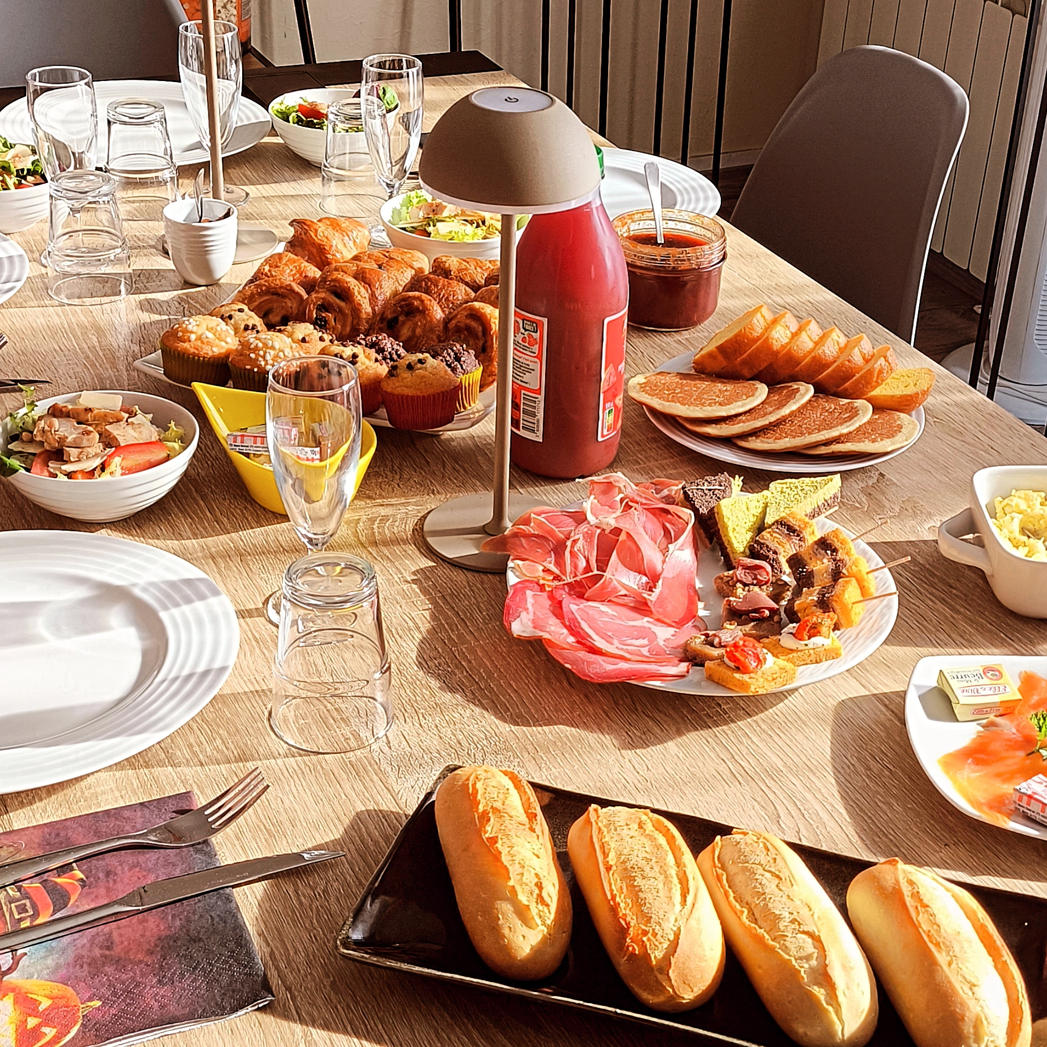 copieux petit dejeuner dans notre chambre d'hôtes pour hommes doudou's room