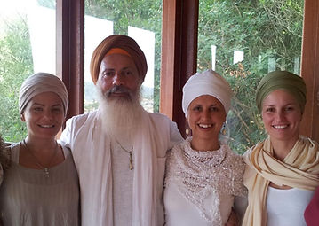 Mahesh Kaur, Akal Muret Singh, Álika, Jiwan Shakti Kaur. Curso Meditações Terapêuticas com Akal, produzido por Mahesh, em Florianópolis, 2013.