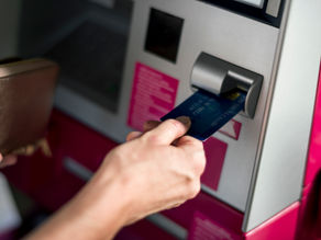 Liberado saque de até um salário mínimo da conta do FGTS