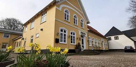 hotel-froslev-kro-facade-blomster.jpeg