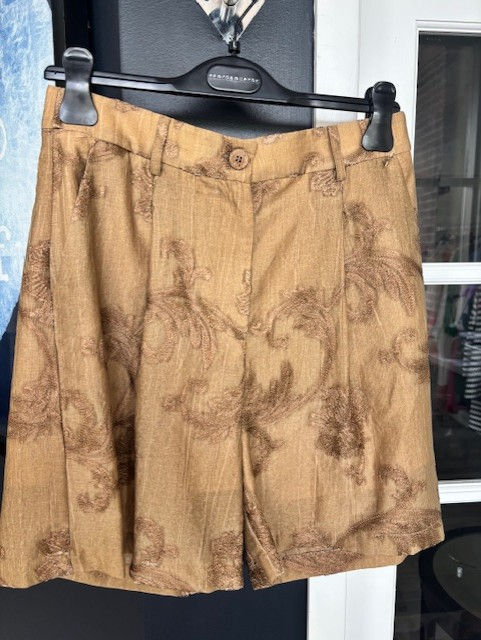 Thumbnail: Shorts with front pleats
