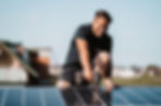 Patrick montiert eine PV-Platte