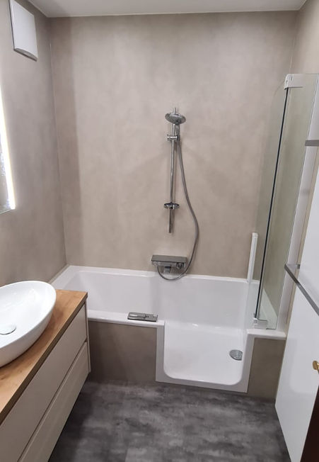 modernes Waschbecken und Waschmaschine