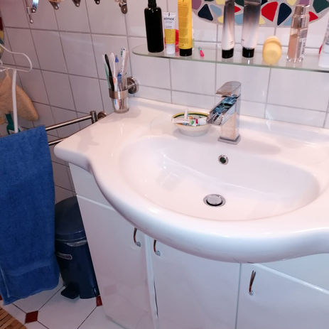 sanierungsbedürftiges Waschbecken