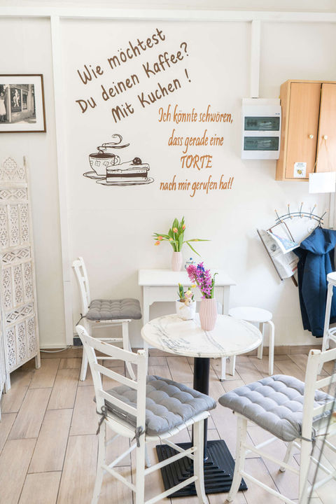 Stühle Tische in Omas Café