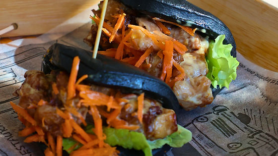 BAO noir Poulet Karaage