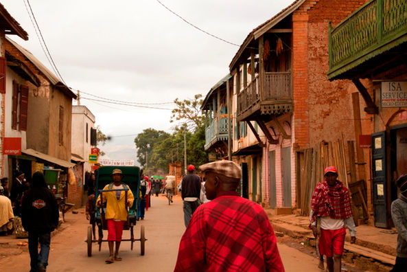 Viaje organizado a Madagascar. PouTravel agencia de viajes 100% a medida. Contáctanos al 93 414 16 06. Conocemos los destinos en primera persona. Descubre los lugares más fascinantes del momento. Encuentra los destinos más exclusivos y de moda del momento. Viajes de lujo y Trato VIP. La mejor selección hotelera. Miavana Private Resort,  Baobabs, Parque nacional Isalo, Lemur Madagascar, Tsingy de Bemaraha, Anjajavy le Lodge Relais&Châteaux, Constance Tsarabanjina Madagascar