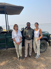 Viaje de prospección a Zambia. Experiencia de Gorillas.  PouTravel es una agencia de viajes de lujo 100% a medida. Llámanos al 93 414 16 06. Expertos en lunas de miel y viaje de novios, safaris en privado organizados por África, viajes orgaizados en familia. Más de 10 años de experiencia en el sector del turismo de lujo. Experiencias únicas por todo el mundo. Asistencia 24h en viajes. Asesoramiento personalizado. Organizamos viajes a medida. Trato VIP. El viaje de tus sueños hecho realidad. Oficinas en Barcelona y Gerona. Trabajamos por todo España. 