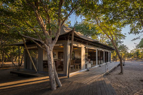 Viaje organizado a Zimbabwe. PouTravel agencia de viajes 100% a medida. Contáctanos al 93 414 16 06. Conocemos los destinos en primera persona. Descubre los lugares más fascinantes del momento. Encuentra los destinos más exclusivos y de moda del momento. Viajes de lujo y Trato VIP. La mejor selección hotelera. Cataratas Victoria Zimbabwe, Safaris Zimbaue Hwange Parque Nacional, Mana Pools, Singita Pamushana Lodge, The Elephant Camp, Amalinda Lodge