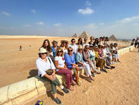 Viaje en grupo a Egipto. ¡Apúntate Ya! Plazas limitadas. Llámanos al 93 414 16 06. Reserva ya tu plaza. Viajes en grupo de aventura. Viaje en grupo mujeres. PouTravel es una agencia de viajes de lujo 100% a medida. Servicios Concierge VIP. Más de 10 años de experiencia en el sector del turismo de lujo. Experiencias únicas por todo el mundo. Asistencia 24h en viajes. Asesoramiento personalizado. Seguimos trabajando mientras tu estas viajando.