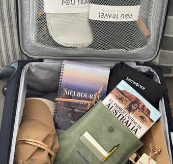 Documentaciones de viaje personalizadas PouTravel. PouTravel es una agencia de viajes de lujo 100% a medida. Llámanos al 93 414 16 06. Expertos en lunas de miel y viaje de novios, safaris en privado organizados por África, viajes orgaizados en familia. Más de 10 años de experiencia en el sector del turismo de lujo. Experiencias únicas por todo el mundo. Asistencia 24h en viajes. Asesoramiento personalizado. Organizamos viajes a medida. Trato VIP. El viaje de tus sueños hecho realidad. Clientes por todo España. Viajeros Pou Travel. Lunas de miel. 