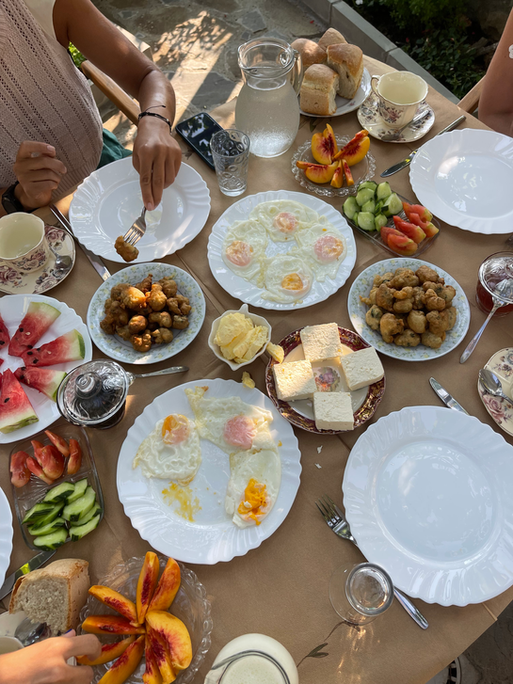 Viaje de prospección a Albania. Experiencia de Gorillas.  PouTravel es una agencia de viajes de lujo 100% a medida. Llámanos al 93 414 16 06. Expertos en lunas de miel y viaje de novios, safaris en privado organizados por África, viajes orgaizados en familia. Más de 10 años de experiencia en el sector del turismo de lujo. Experiencias únicas por todo el mundo. Asistencia 24h en viajes. Asesoramiento personalizado. Organizamos viajes a medida. Trato VIP. El viaje de tus sueños hecho realidad. Oficinas en Barcelona y Gerona. Trabajamos por todo España. 