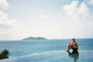 Luna de Miel a las Seychelles. Clientes VIP. PouTravel es una agencia de viajes de lujo 100% a medida. Llámanos al 93 414 16 06. Expertos en lunas de miel y viaje de novios, safaris en privado organizados por África, viajes orgaizados en familia. Más de 10 años de experiencia en el sector del turismo de lujo. Experiencias únicas por todo el mundo. Asistencia 24h en viajes. Asesoramiento personalizado. Organizamos viajes a medida. Trato VIP. El viaje de tus sueños hecho realidad. Clientes por todo España. Viajeros Pou Travel.