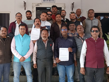 झांसी: अवैध चुनावी चौपालों और फर्जी यूट्यूबरों पर रोक की मांग, पत्रकारों ने सौंपा ज्ञापन