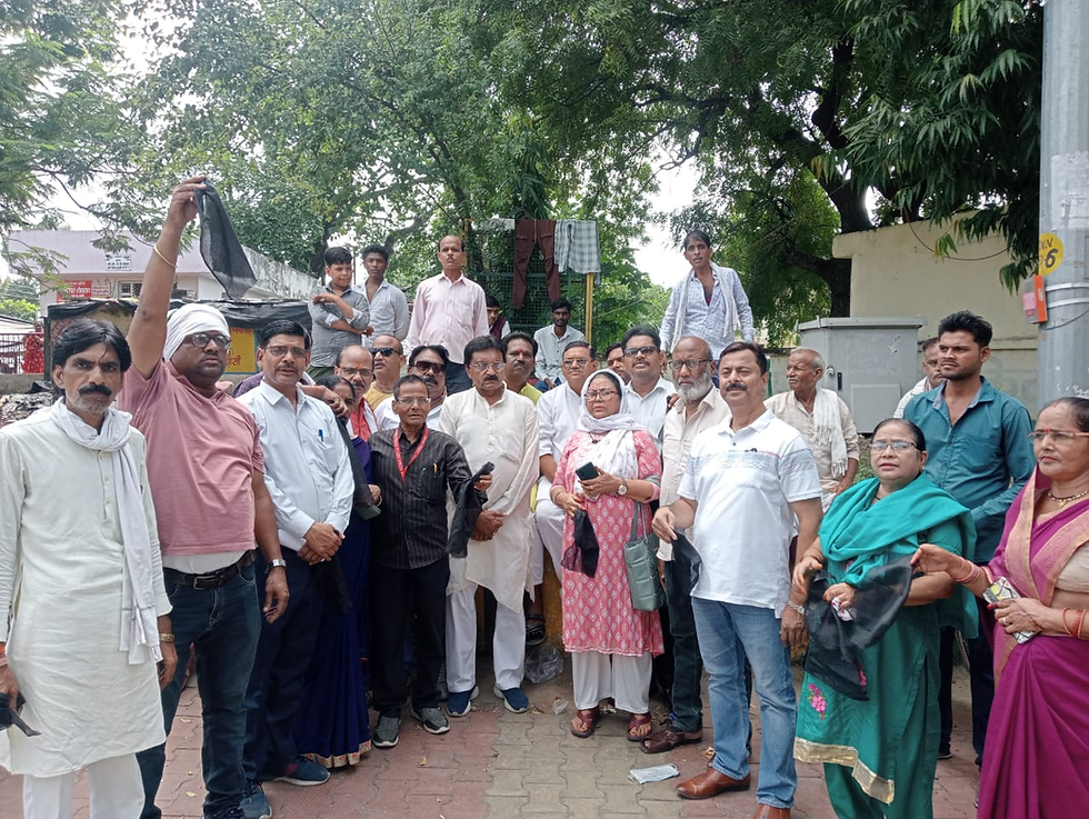 झांसी मेडिकल कॉलेज में भर्ती व उपकरणों की कमी को लेकर प्रदर्शन