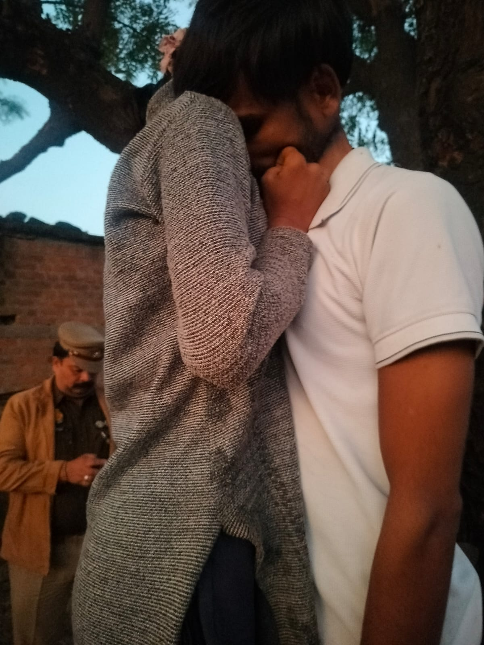 नीम के पेड़ पर एक ही रस्सी से युवक-युवती के शव मिले