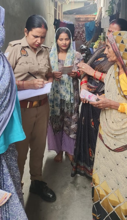 महिलाओं को हेल्पलाइन और साइबर सुरक्षा के बारे में जागरूक किया।