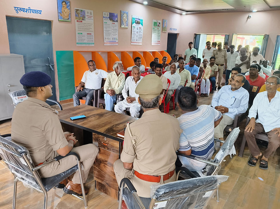 जनता को ड्रोन से जुड़ी अफवाहों के प्रति जागरूक करती अमरोहा पुलिस की टीम