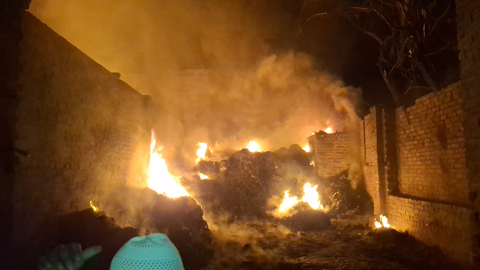 अमरोहा में दो कारखानों में भीषण आग, लाखों का नुकसान।