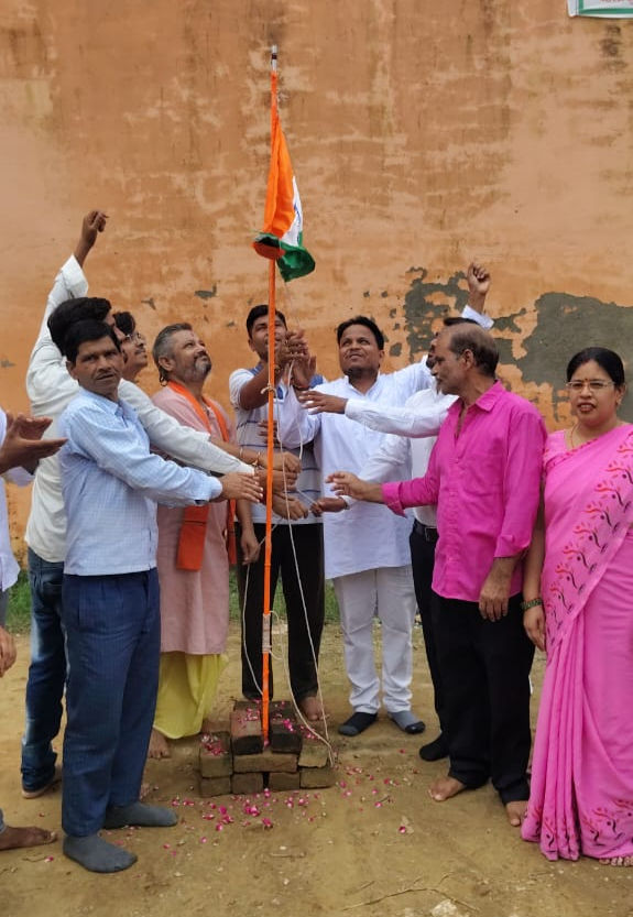 स्वतंत्रता दिवस पर हुआ ध्वजारोहण, देशभक्ति में डूबा पूरा मोहल्ला