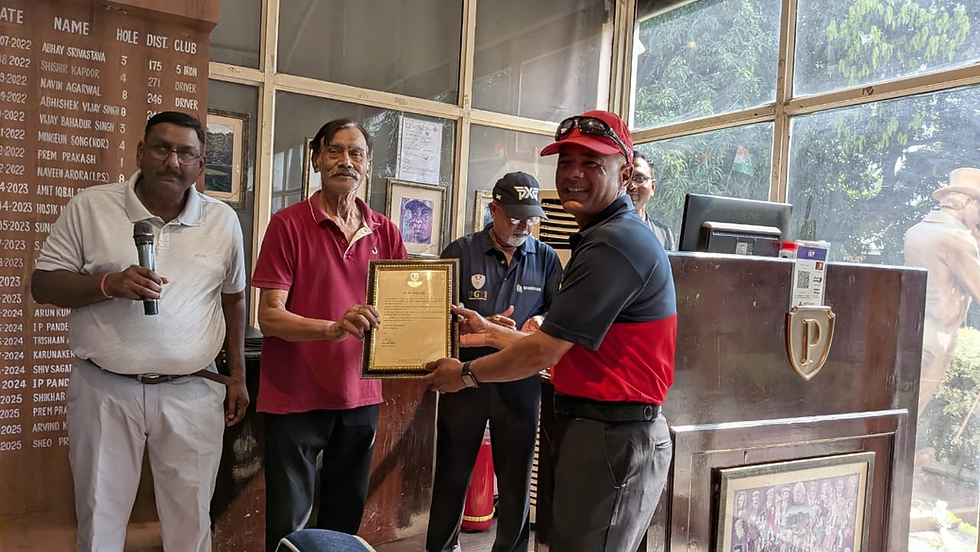 विजेता और उपविजेता खिलाड़ियों को सम्मानित करते कर्नल एन. बी. रोका