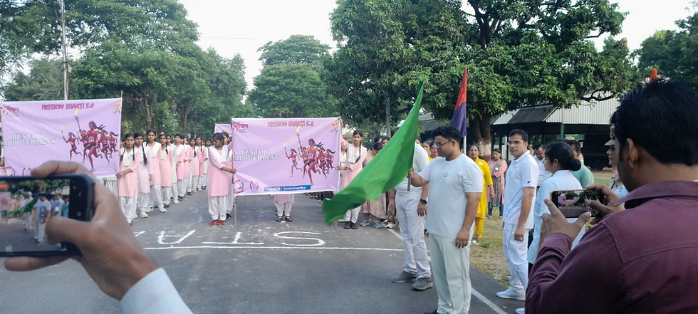 पुलिस अधीक्षक अमित कुमार आनंद ने हरी झंडी दिखाकर दौड़ का शुभारंभ किया।