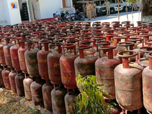 झाँसी: गैस के बढ़े दामों के बीच झांसी में सिलेंडर की किल्लत, एजेंसियों पर लापरवाही के आरोप