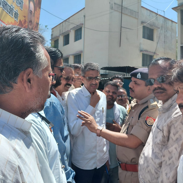 झांसी: राहुल गांधी का पुतला जलाए जाने पर भड़के कांग्रेसी, कार्रवाई न होने पर आंदोलन की चेतावनी