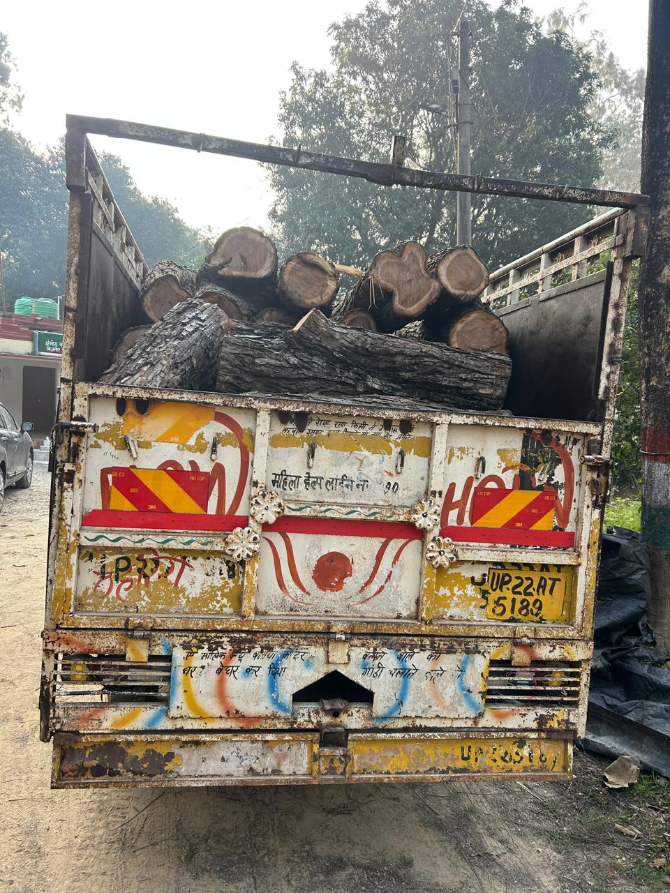 खैर की अवैध लकड़ी से भरी पिकअप पकड़ी, चालक हिरासत में।