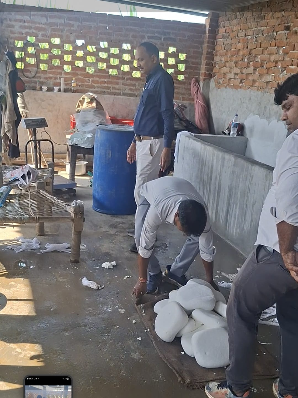 "खाद्य सुरक्षा विभाग की कार्रवाई में गंदा और हानिकारक पनीर बरामद"