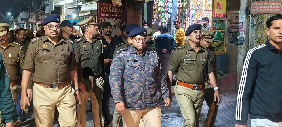 शांति और सुरक्षा के लिए पुलिस का फ्लैग मार्च जारी
