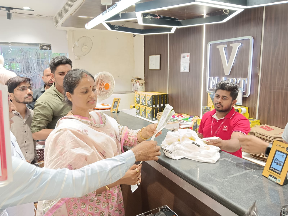 “डीएम निधि गुप्ता वत्स ने बाजार में जाकर जीएसटी सुधार की जानकारी ली।”