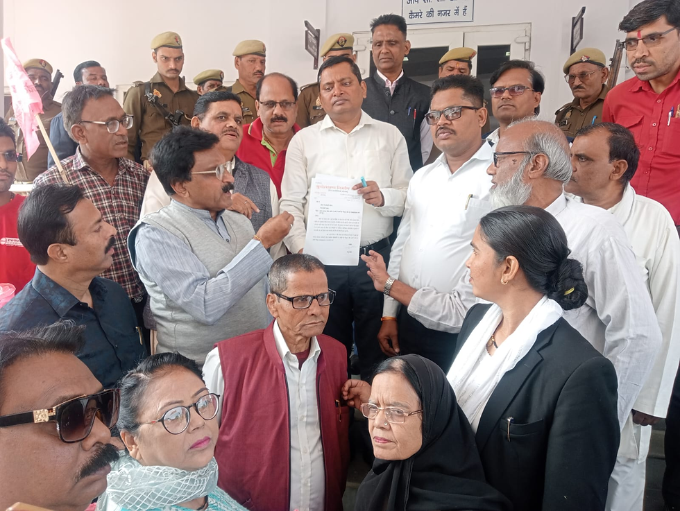 भानू सहाय के नेतृत्व में सौंपा गया मांग पत्र।