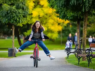 Frau fährt lachend Fahrrad