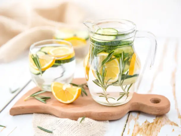 Wasserkaraffe mit Zitronen