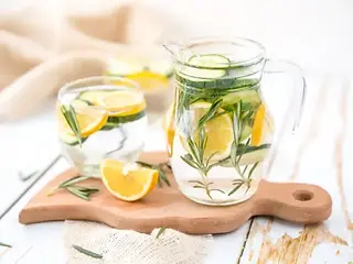 Wasserkaraffe mit Zitronen