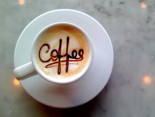 Kaffee in einer weißen Tasse