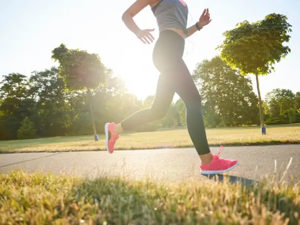 Frau joggt in der Morgensonne