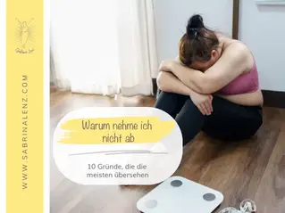 Frau mit Übergewicht sitzt frustriert am Boden vor einer Waage