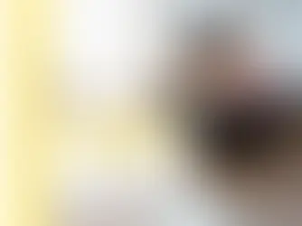 Frau mit Übergewicht sitzt frustriert am Boden vor einer Waage