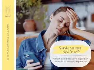 Eine Frau sitzt erschoepft auf dem Sofa, mit dem Handy in der Hand, und haelt sich den Kopf.