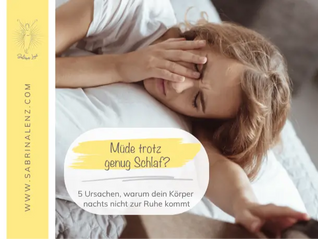 Eine blonde Frau liegt morges erschoepft im Bett und reibt sich die Augen