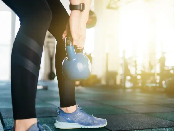 Frau trainiert mit Kettlebell
