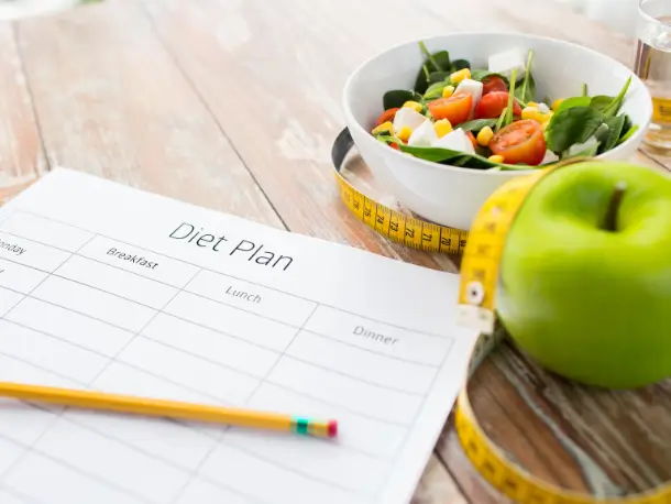 Diaet Plan mit einem Salat und Apfel