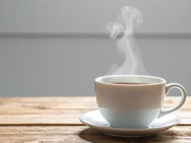 Eine Tasse Kaffee auf einem Holztisch