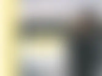 Frau hält sich die Hände vors Gesicht