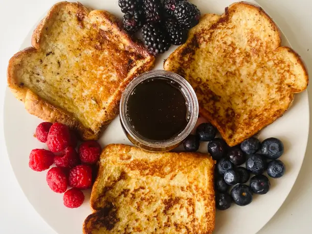 Teller mit Toastbrot und Ahornsirup